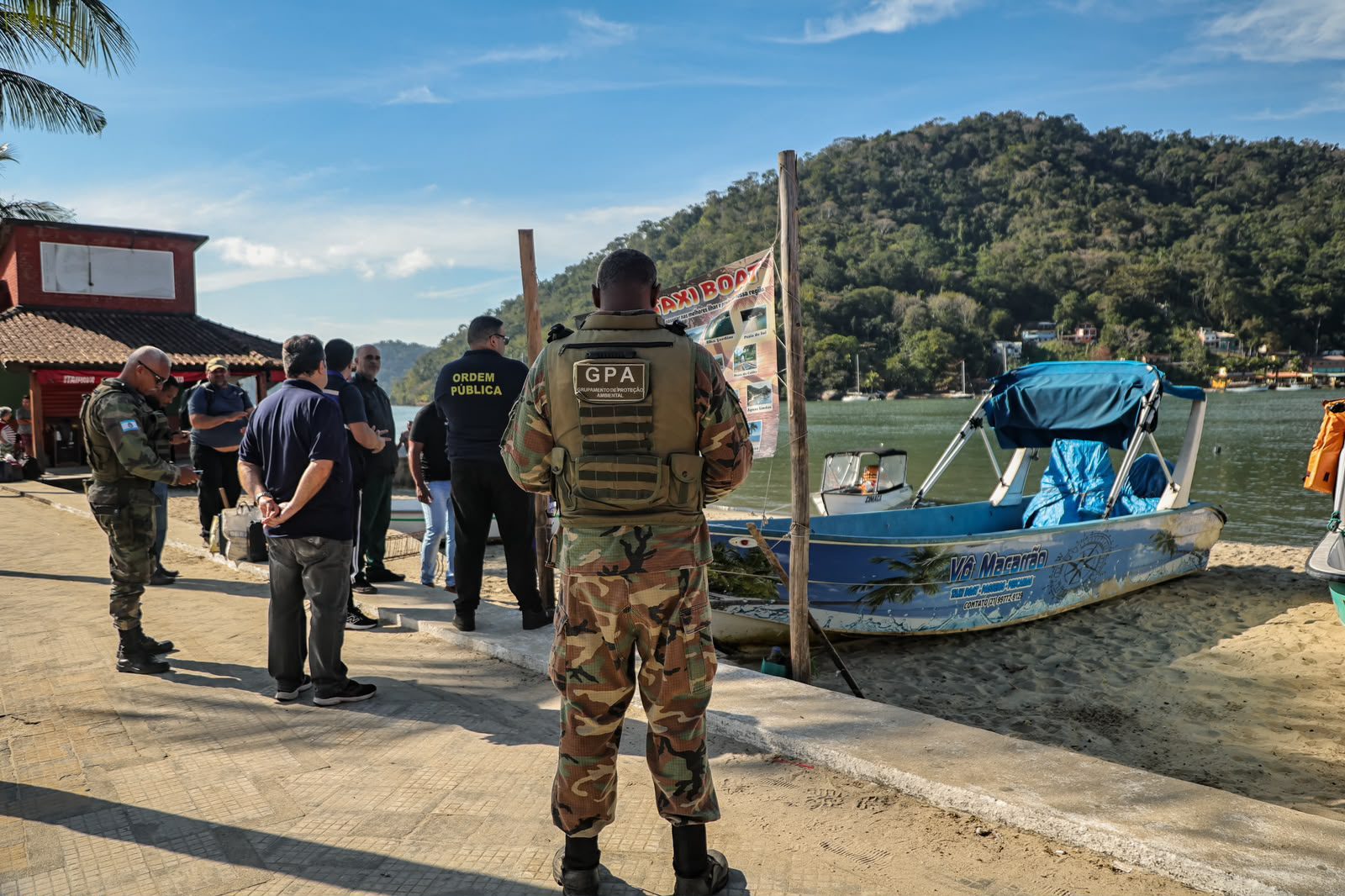 Operação de ordenamento na faixa de areia da praia de Itacuruçá